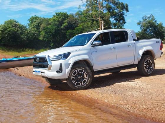 TOYOTA HILUX 2.8 D-4D TURBO DIESEL CD SRX PLUS 4X4 AUTOMÁTICO TOYOTA HILUX 2.8 D-4D TURBO DIESEL CD SRX PLUS 4X4 AUTOMÁTICO